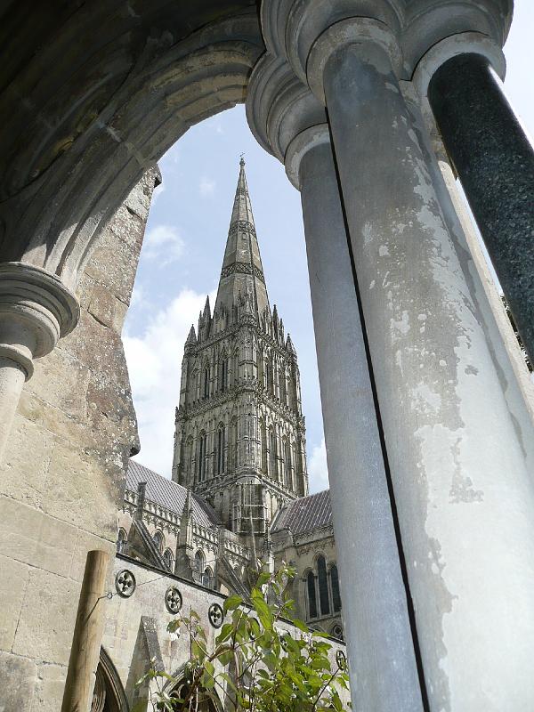 P1000236- La fleche de la cathedrale de Salisbury haute de 123m est la plus haute du pays.JPG - La flèche de la cathédrale de Salisbury haute de 123m est la plus haute du pays